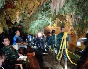 I Ragazzi Thailandesi Prigionieri nella Grotta sono Vivi - Ancora Mesi per Salvarli.