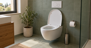 WC sospeso bianco con tazza visibile e placca a doppio pulsante sulla parete